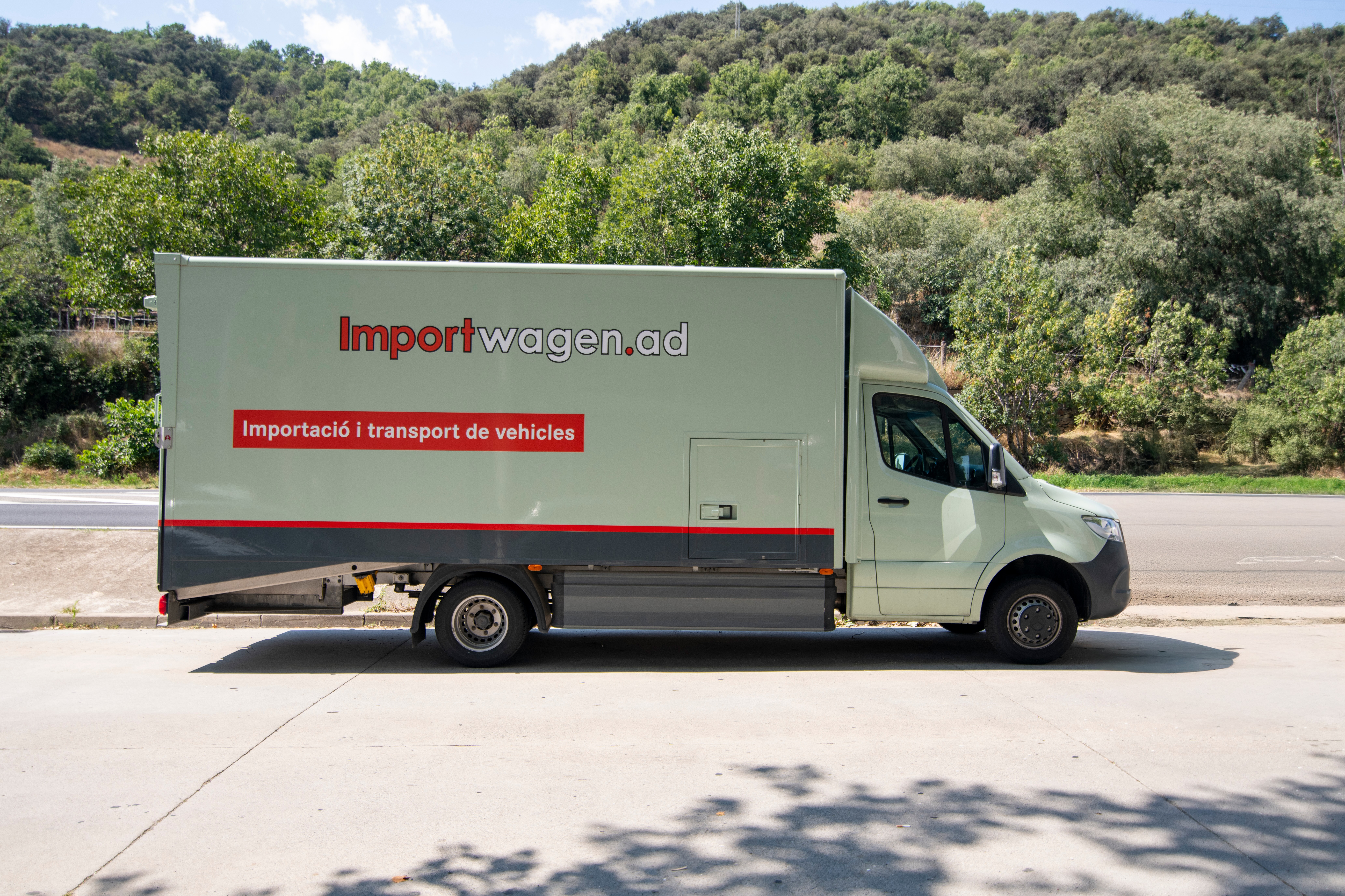 Remolque cubierto de Importwagen para el transporte seguro en la importación de coches a Andorra desde cualquier punto de Europa.