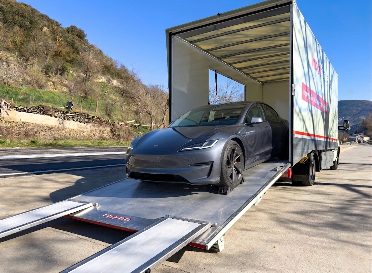 Tesla Model 3 eléctrico siendo descargado en Andorra para aprovechar el Plan Engega a través de la importación de coches en Andorra gestionada por Importwagen.