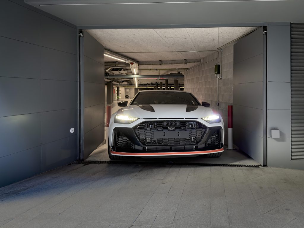 Garage virtual. Audi RS6 blanco saliendo de un garaje tras finalizar el proceso de importación de coches en Andorra gestionado por Importwagen.