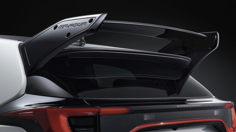 Detalle en primer plano del alerón trasero deportivo y las luces LED del nuevo Toyota Yaris GR Aero Pack, un coche de altas prestaciones óptimo para gestionar su importación en Andorra mediante Importwagen.