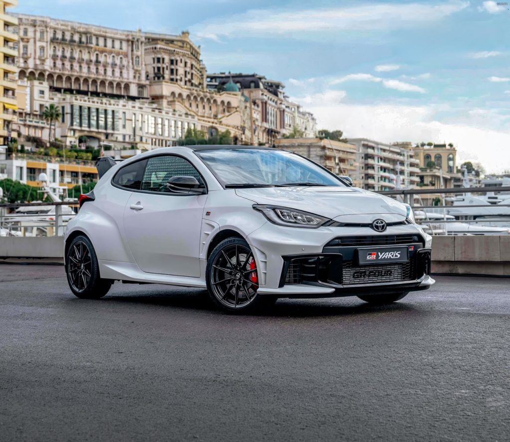 Vista de tres cuartos del nuevo Toyota Yaris GR Aero Pack blanco, un coche deportivo y compacto de alto rendimiento óptimo para la importación en Andorra con el marketplace Importwagen.