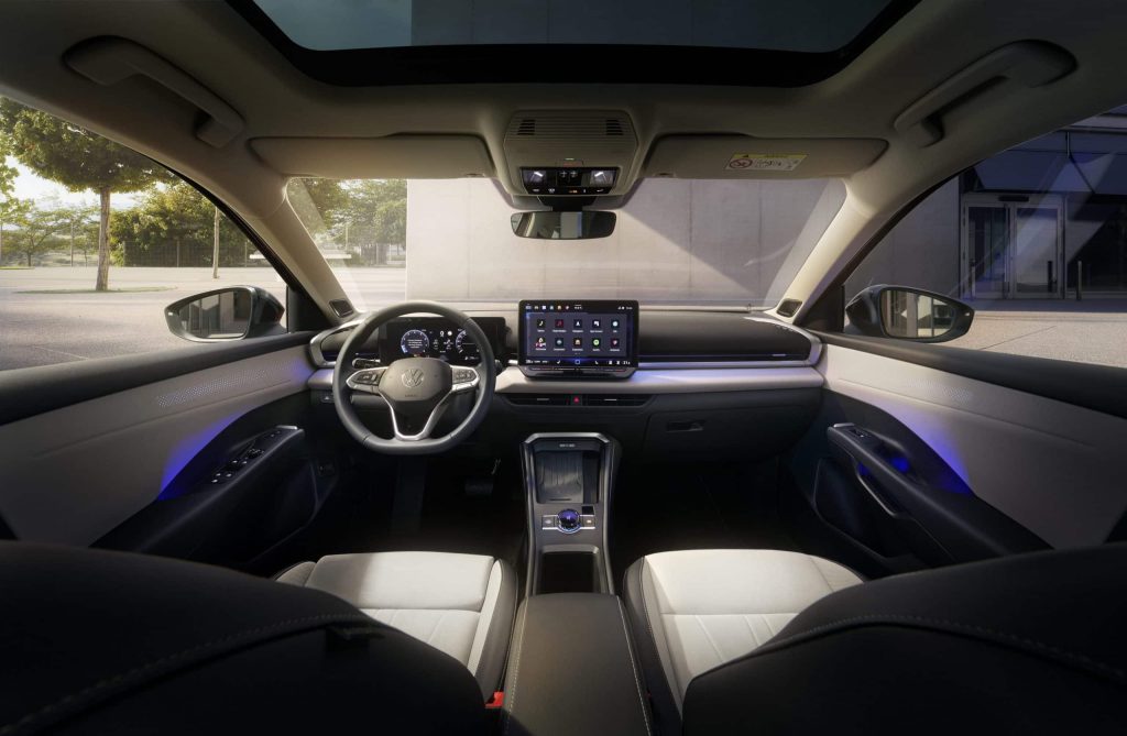 Vista general del habitáculo digital del nuevo TROC de Volkswagen, un SUV premium equipado con alta tecnología y disponible para importar un T-Roc a través del marketplace de Importwagen.