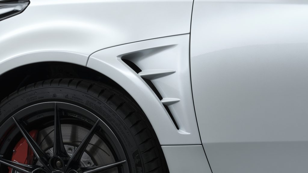 Primer plano de las tomas de aire laterales del nuevo Toyota Yaris GR Aero Pack, un coche deportivo de ingeniería avanzada disponible para importación en Andorra a través de Importwagen.