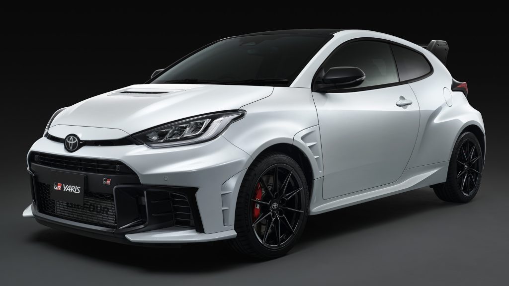 Silueta lateral y aerodinámica del nuevo Toyota Yaris GR Aero Pack, un coche compacto de altas prestaciones idóneo para la importación en Andorra gestionada por Importwagen.