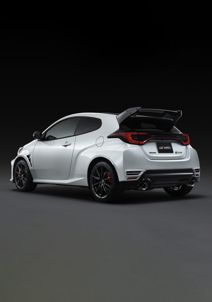 Vista trasera del nuevo Toyota Yaris GR Aero Pack blanco, un coche deportivo y compacto de alto rendimiento óptimo para gestionar su importación en Andorra con Importwagen.