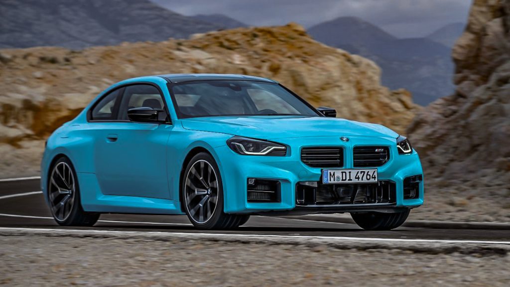 Nuevo BMW M2 xDrive azul en carretera de montaña, un coche deportivo de tracción total ideal para la importación en Andorra con Importwagen.