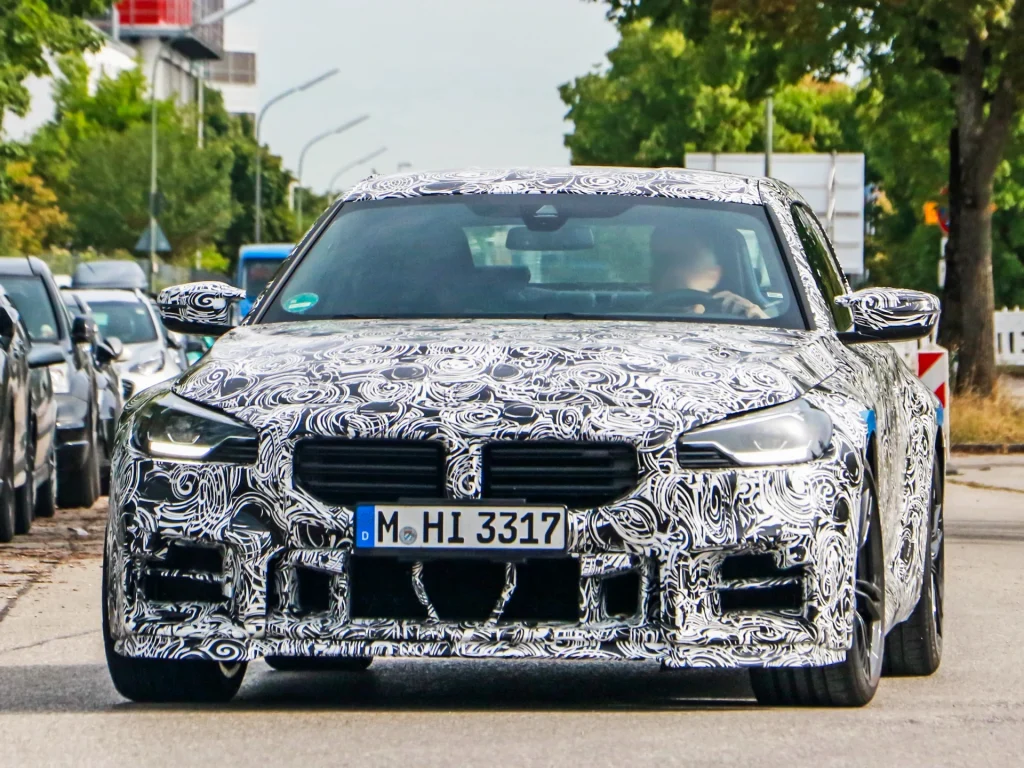 Prototipo camuflado del nuevo BMW M2 xDrive en fase de pruebas dinámicas antes de su lanzamiento comercial por carretera.