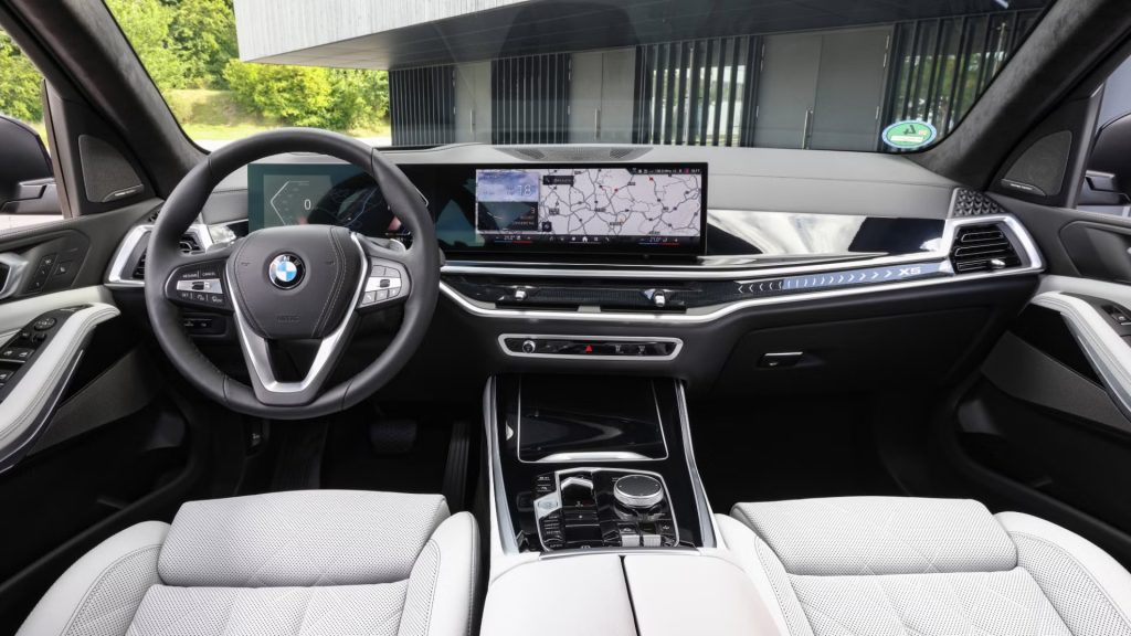 Diseño interior y salpicadero digital del nuevo BMW X5 con asientos de cuero claro, un SUV de lujo ideal para importar a Andorra con Importwagen.