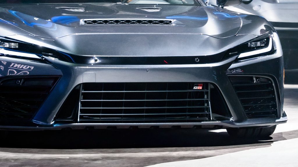 Primer plano detallado del frontal del Toyota GR GT con insignia de Gazoo Racing, analizado por Importwagen en Andorra.