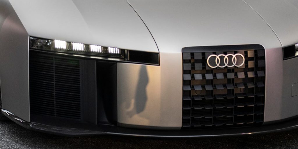 Primer plano detallado del faro óptico LED y la parrilla frontal con el logotipo del nuevo Audi Nuvolari gris, un coche exclusivo para gestionar su importación en Andorra con Importwagen.