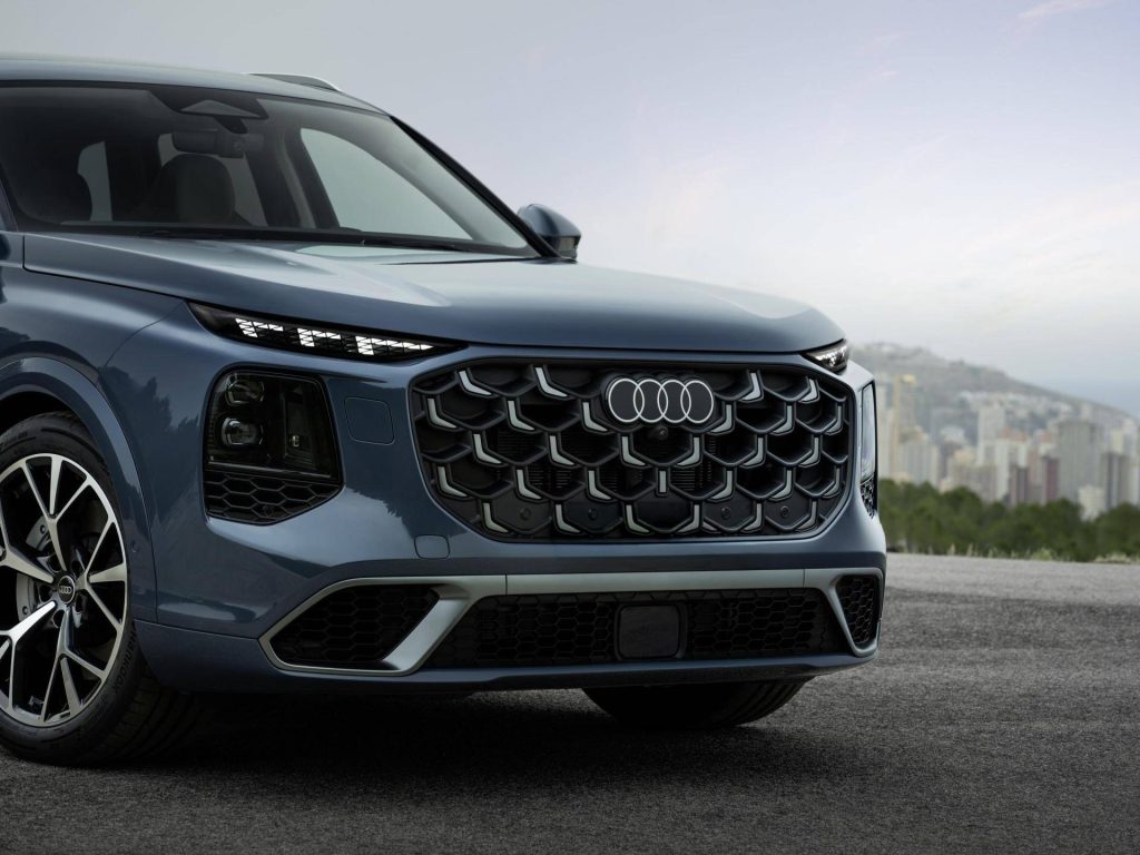 Primer plano del frontal del nuevo SUV Audi Q7 con parrilla Singleframe y faros LED, analizado por Importwagen en Andorra.