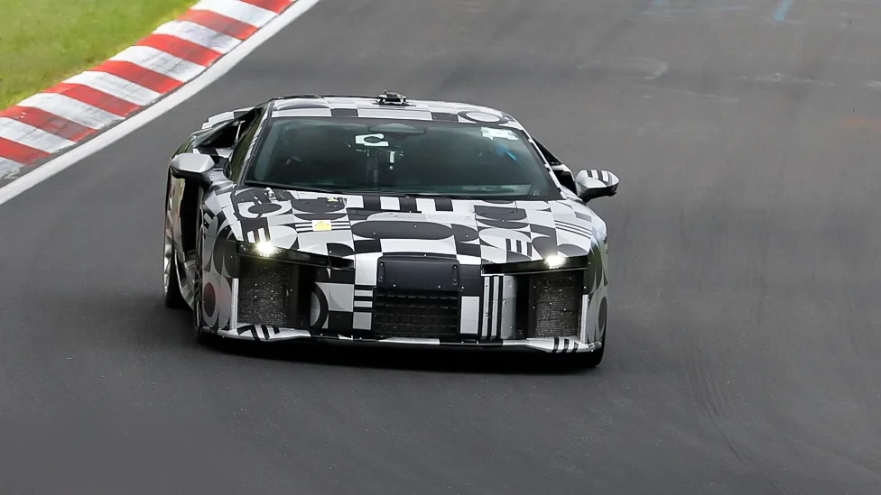 El nuevo Audi Nuvolari camuflado con vinilos de incógnito durante una prueba de rendimiento en circuito, ideal para Importwagen en Andorra.