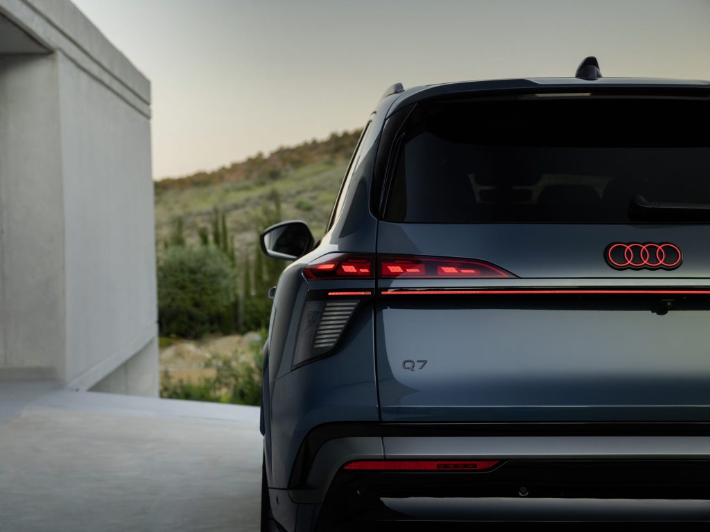 Vista trasera en detalle de los faros LED traseros del nuevo SUV Audi Q7, analizado por Importwagen en Andorra.