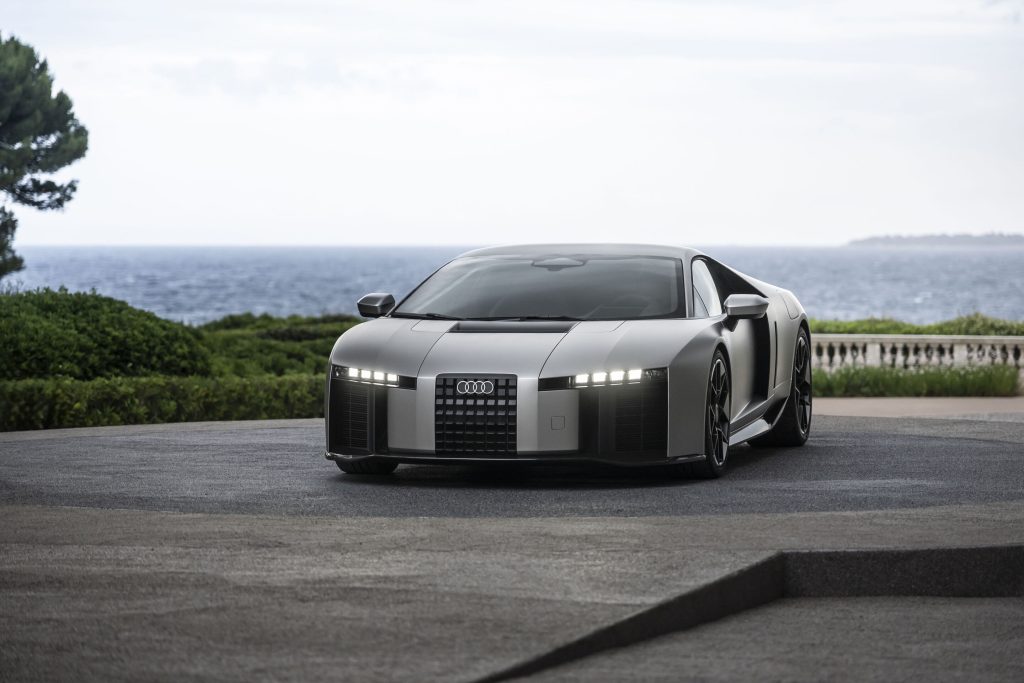 Vista de perfil y frontal del nuevo Audi Nuvolari en una terraza, ideal para la importación de coches en Andorra con Importwagen.