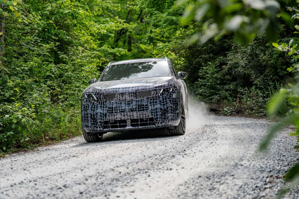 Prototipo camuflado del nuevo BMW X5 en fase de pruebas off-road, un SUV premium disponible para importación en Andorra con Importwagen.