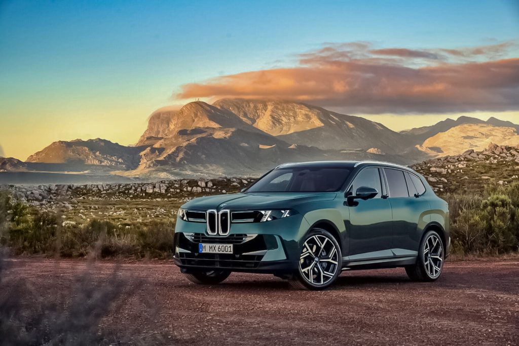 Plano panorámico del nuevo BMW X5 verde metálico en un paisaje montañoso, idóneo para importación en Andorra con Importwagen.