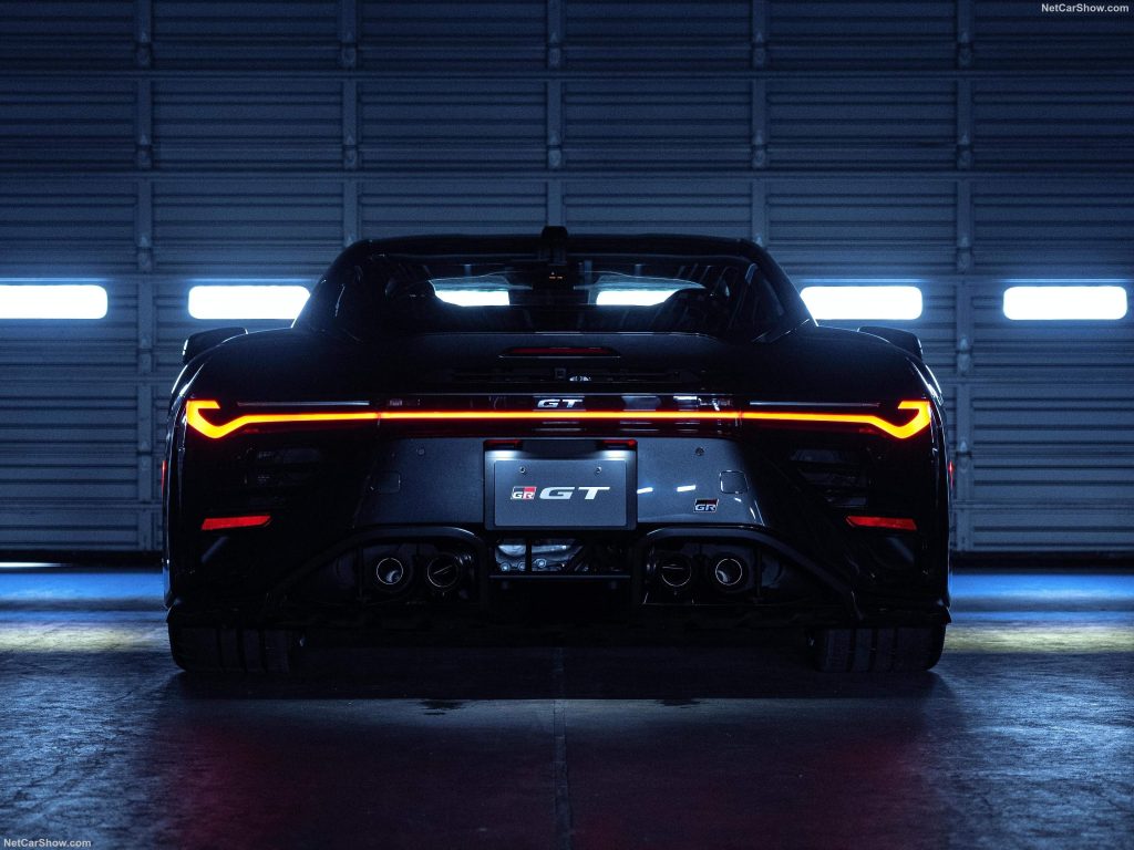 Vista trasera simétrica del superdeportivo Toyota GR GT, analizado por Importwagen en Andorra.