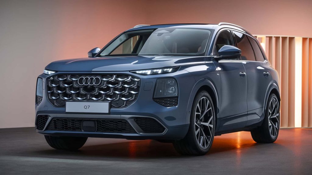 Vista frontal del nuevo SUV de lujo Audi Q7 en color azul oscuro, analizado por Importwagen en Andorra.