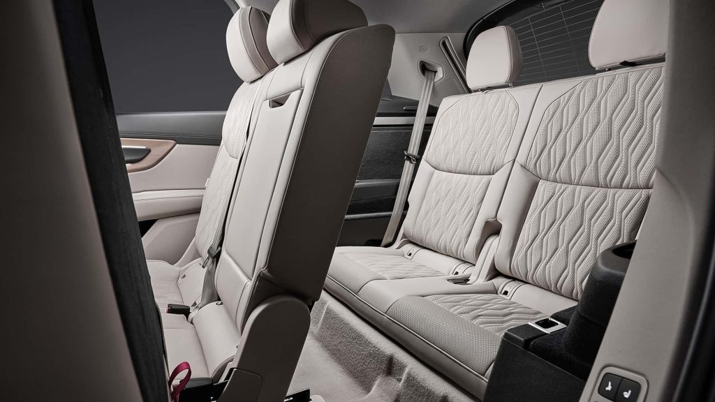 Asientos traseros y habitáculo con tapicería de cuero claro del nuevo SUV Audi Q7, analizado por Importwagen en Andorra.