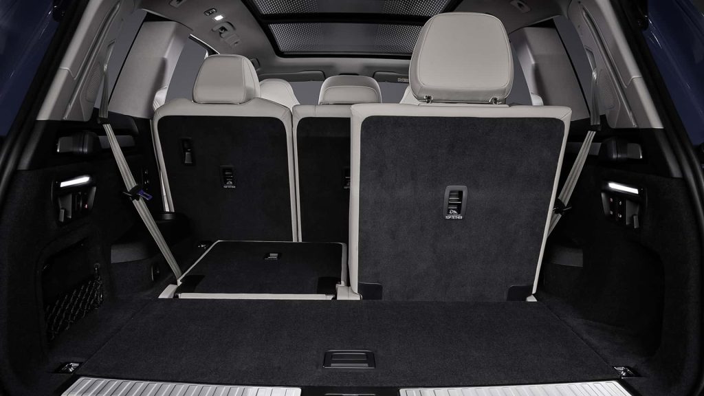 Vista del amplio maletero con asientos abatibles del nuevo SUV Audi Q7, analizado por Importwagen en Andorra.