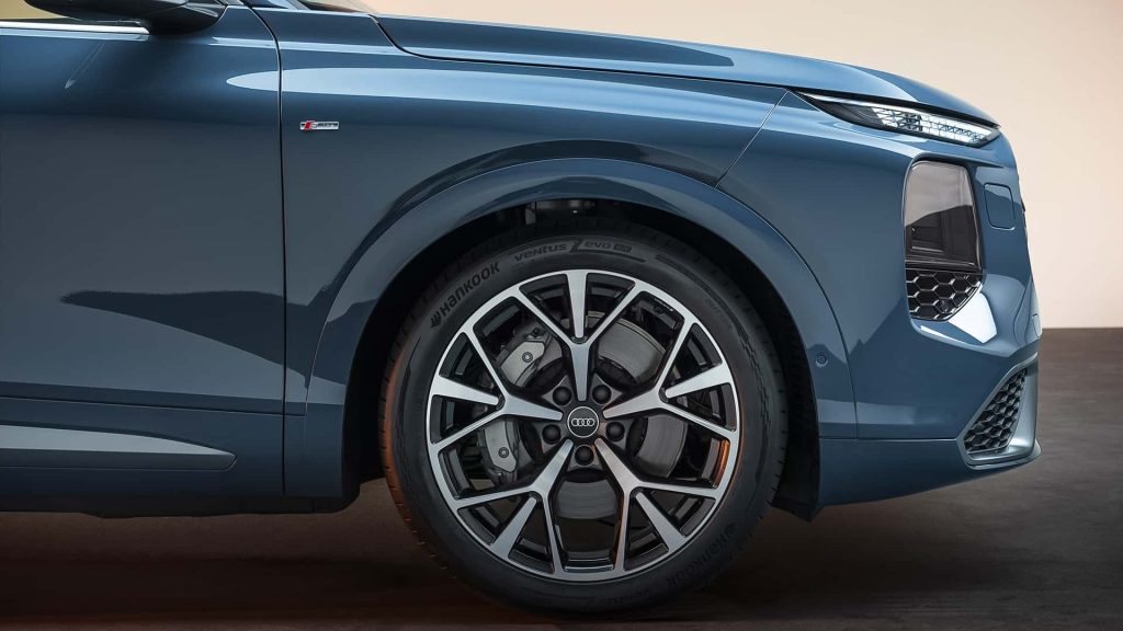 Detalle de la rueda delantera con llanta de aleación deportiva y distintivo S line del nuevo SUV Audi Q7, analizado por Importwagen en Andorra.