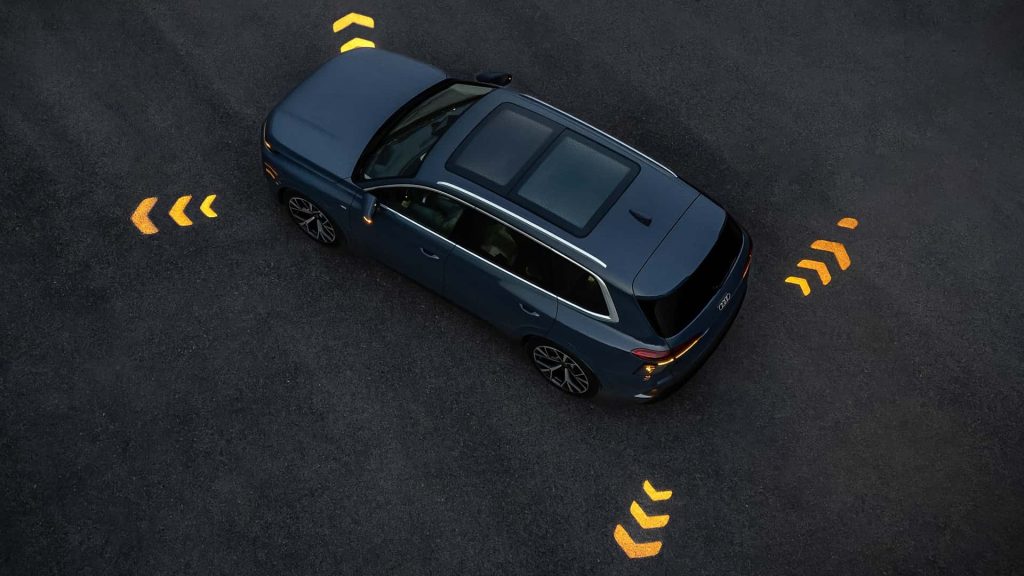 Vista superior del nuevo SUV Audi Q7 mostrando el funcionamiento de sus sensores de asistencia a la conducción, analizado por Importwagen en Andorra.