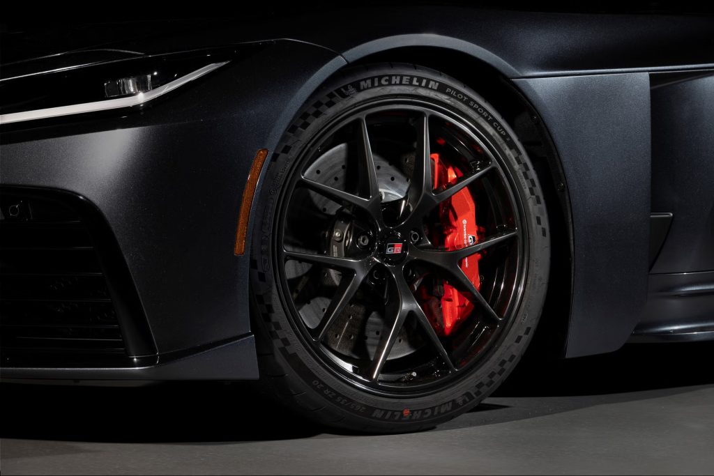 Detalle de la rueda delantera del superdeportivo Toyota GR GT con llantas deportivas negras y pinzas de freno rojas, analizado por Importwagen en Andorra.