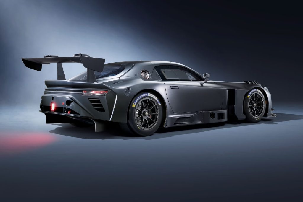Vista trasera del superdeportivo de competición Toyota GR GT3, destacando su alerón y difusor masivos, analizado por Importwagen.