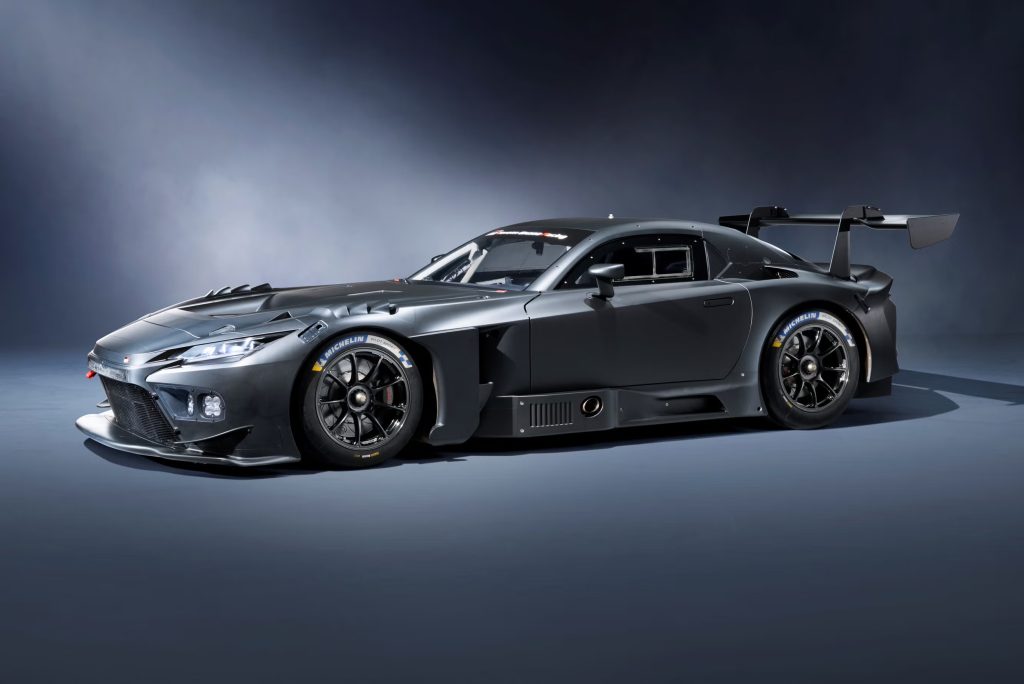 Vista lateral del superdeportivo de carreras Toyota GR GT3 gris oscuro mate, analizado en profundidad por Importwagen.