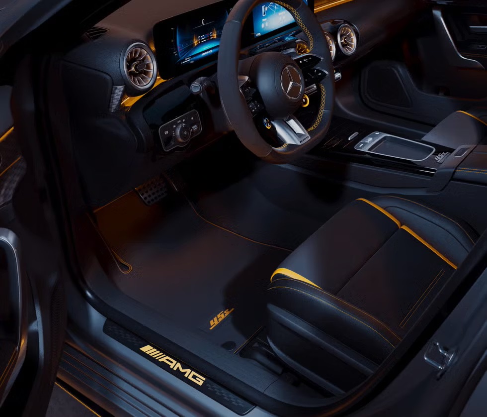 Asiento deportivo, alfombrillas exclusivas y umbral de puerta iluminado AMG del Mercedes-AMG A 45 S Final Edition en Andorra.