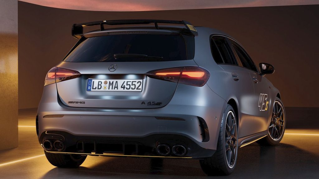 Vista trasera del Mercedes-AMG A 45 S 4MATIC+ Final Edition con alerón y difusor, de Importwagen en Andorra.