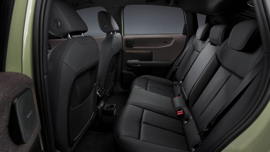 Asientos traseros y espacio para los pasajeros en el habitáculo del nuevo Audi A2 e-tron eléctrico de Importwagen en Andorra.