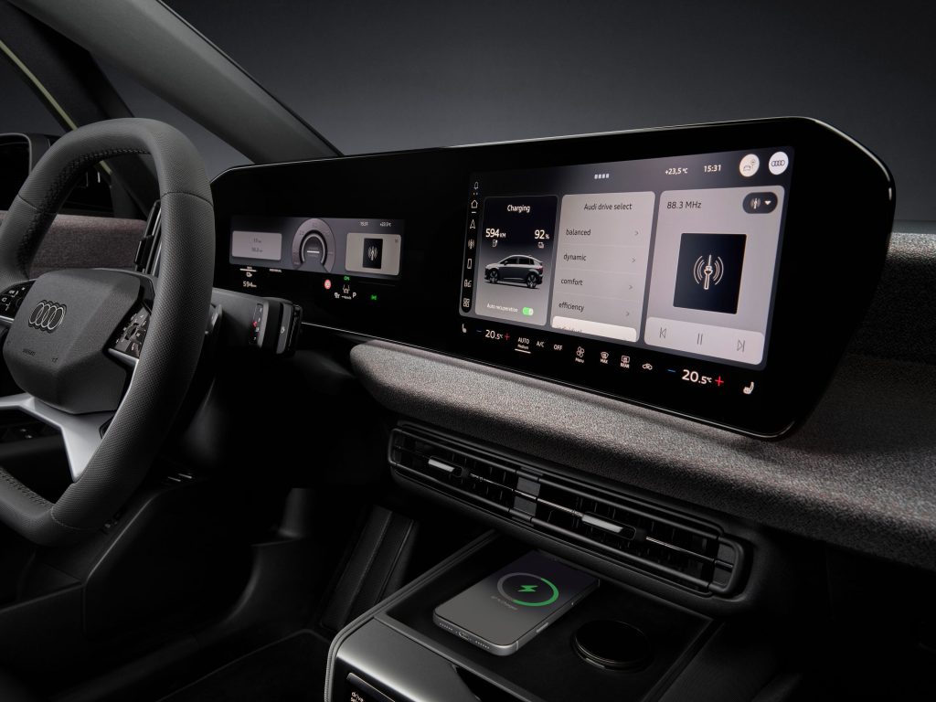 Detalle del cuadro digital de mandos y la pantalla central del Audi A2 e-tron de Importwagen en Andorra.