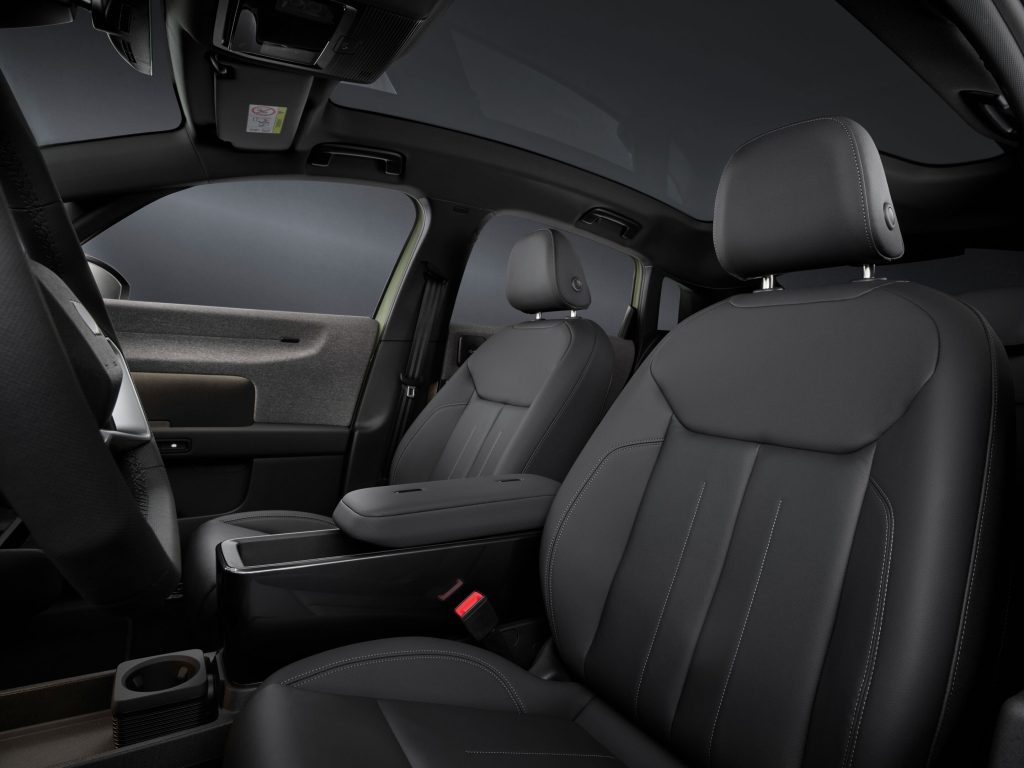 Asientos delanteros tapizados en piel oscura del nuevo Audi A2 e-tron eléctrico en Andorra.