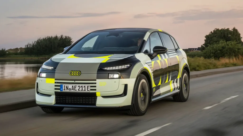 Vista frontal del prototipo Audi A2 e-tron con camuflaje rodando en carretera para Importwagen en Andorra.