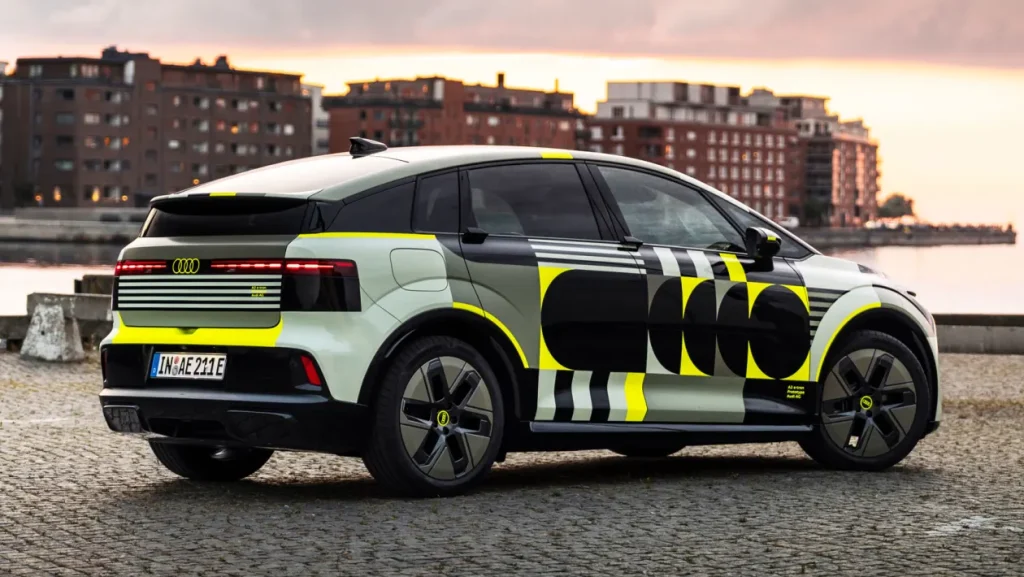 Vista trasera y lateral del prototipo Audi A2 e-tron eléctrico con camuflaje de pruebas de Importwagen en Andorra.