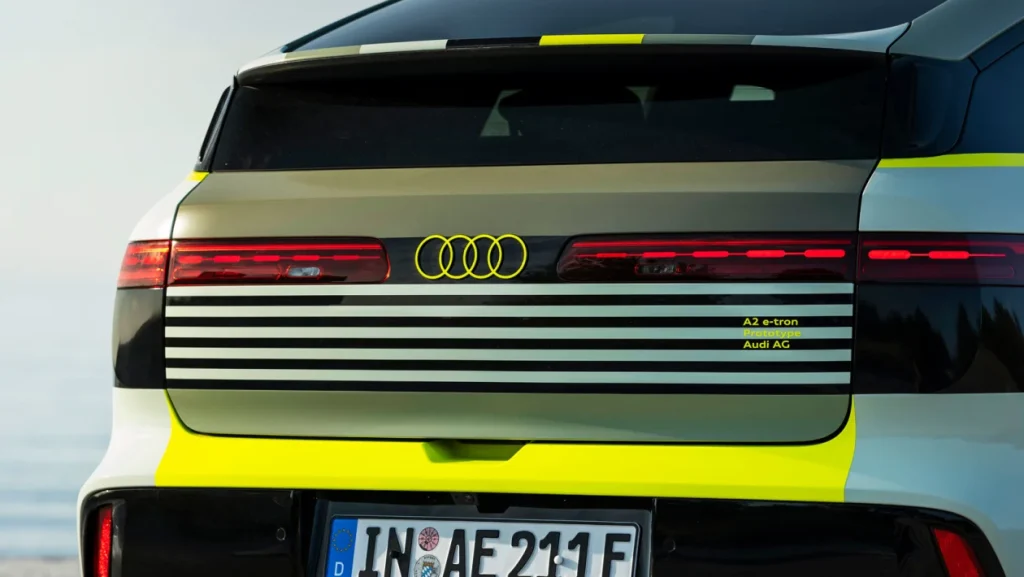 Detalle de los faros traseros LED y el logotipo de Audi en el prototipo del nuevo Audi A2 e-tron para Importwagen en Andorra.