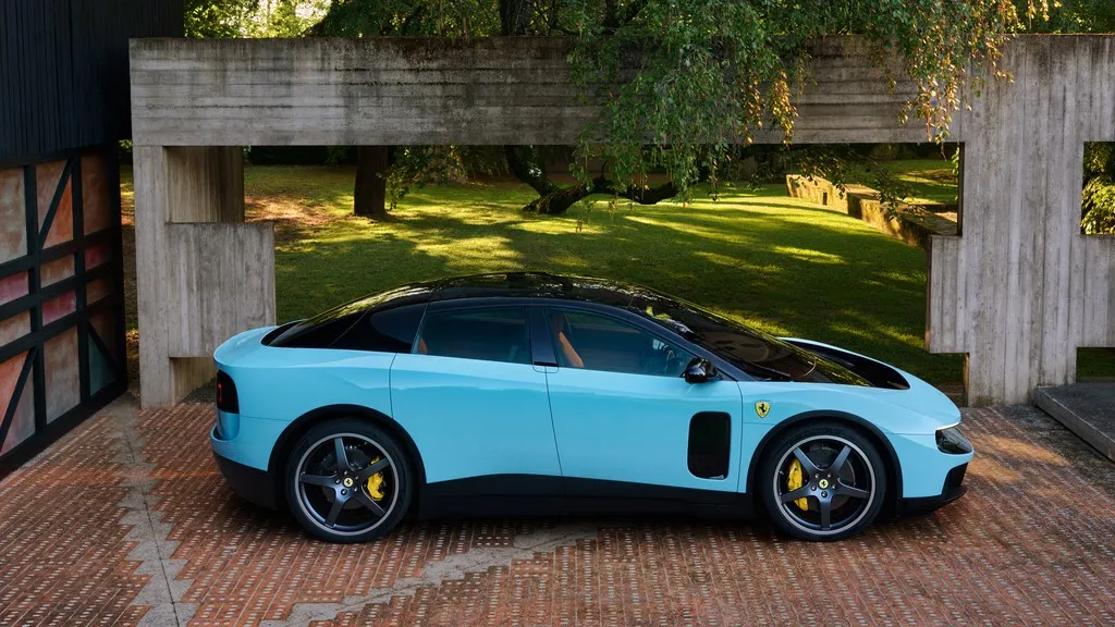 Vista de perfil del Ferrari Luce eléctrico en azul claro con techo negro, comercializado por Importwagen en Andorra.