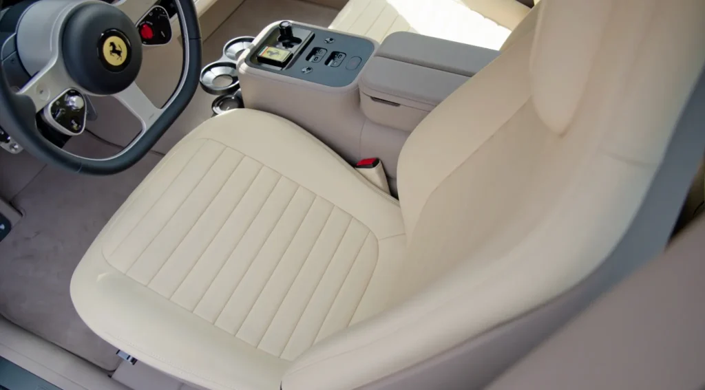 Asiento delantero en cuero beige y consola central del nuevo Ferrari Luce eléctrico de Importwagen en Andorra.