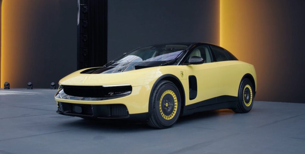 Vista del nuevo Ferrari Luce eléctrico de color amarillo en un entorno de diseño moderno de Importwagen en Andorra.