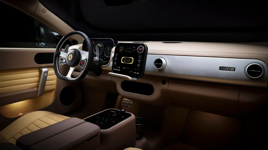 Puesto de conducción y salpicadero en cuero beige del nuevo Ferrari Luce eléctrico de Importwagen en Andorra.