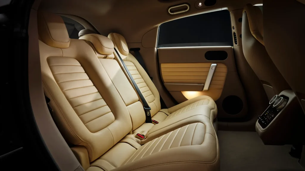 Asientos traseros de cuero beige y paneles interiores del Ferrari Luce eléctrico de Importwagen en Andorra.