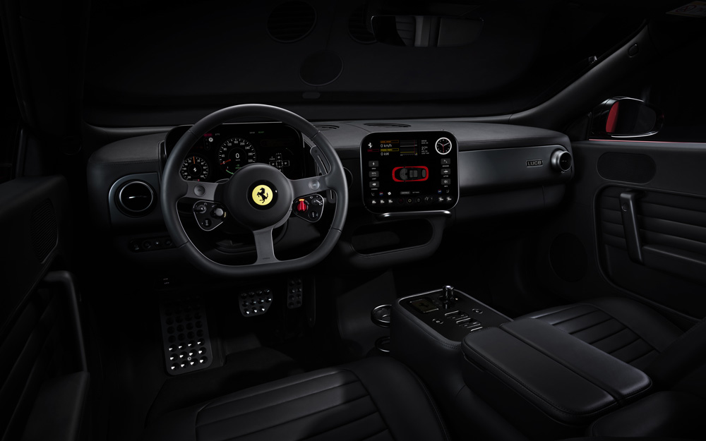 Salpicadero y puesto de conducción en acabado negro del nuevo Ferrari Luce eléctrico de Importwagen en Andorra.