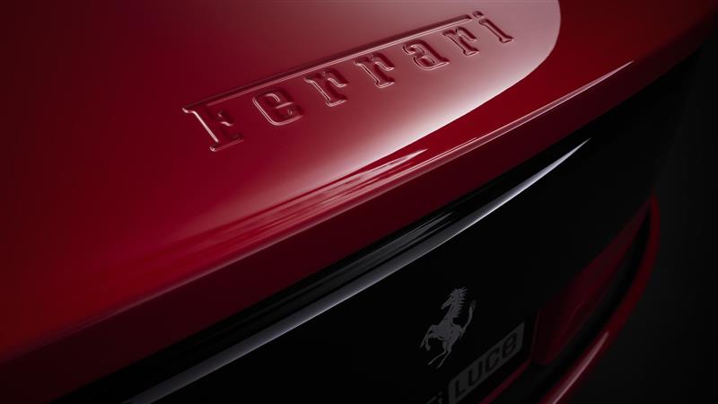 Primer plano del logotipo tipográfico esculpido y la insignia del Cavallino Rampante en el Ferrari Luce para Importwagen en Andorra.