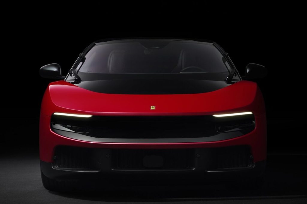 Vista frontal del Ferrari Luce eléctrico en color rojo, el primer superdeportivo eléctrico de Maranello.