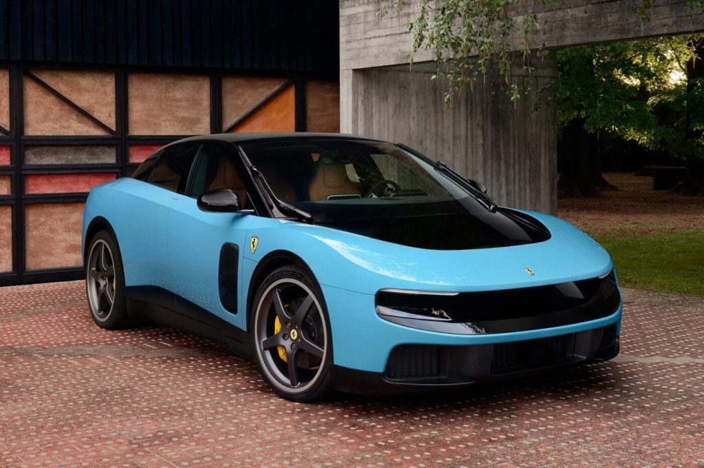 Vista del nuevo Ferrari Luce eléctrico en color azul en exterior, analizado por Importwagen en Andorra.